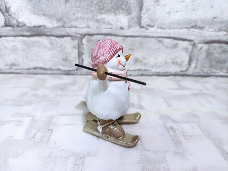 Фигурка «Снеговик на лыжах» в розовой шапке