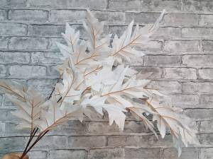 Белые ветки с листьями