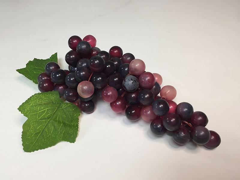Виноград гроздь темно-красная